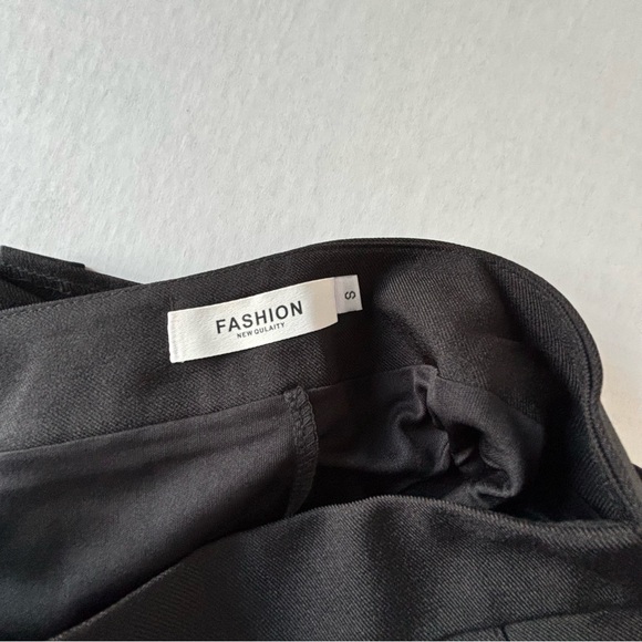 Small Black Pleated Mini Skirt - Picture 4 of 4